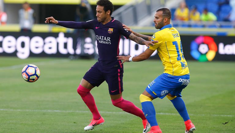 Neymar pelea un balón en el partido frente a Las Palmas