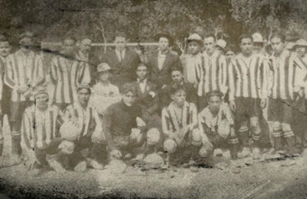 Los jugadores que formaron parte de Cruz Azul en sus inicios junto a Carlos Garcés y Guillermo Álvarez Macías