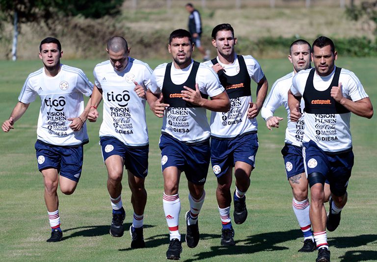Verón trota junto con algunos compañeros de la selección de Paraguay 