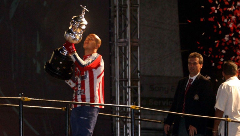 Bautista levanta el trofeo de campeón