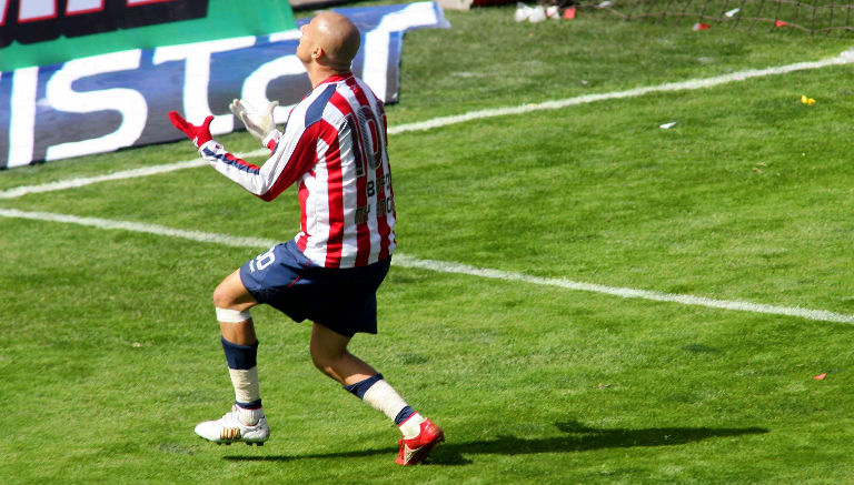 El exjugador de Chivas dedica gol a su madre