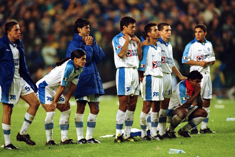 Los jugadores de Cruz Azul se lamentan en la tanda de penaltis frente a Boca Juniors