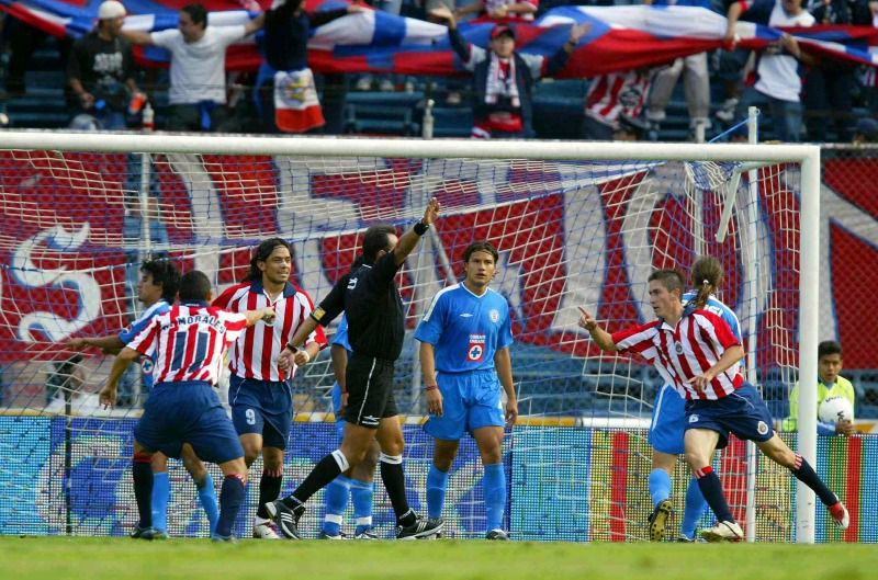 Chivas celebra uno de los cuatro tantos en la remontada frente a La Máquina