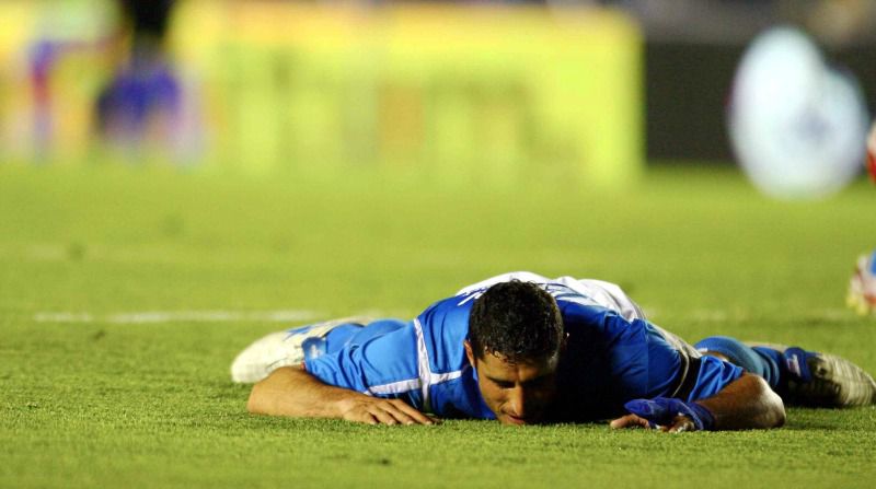 Salvador Carmona se lamenta en el césped en un juego de 2007