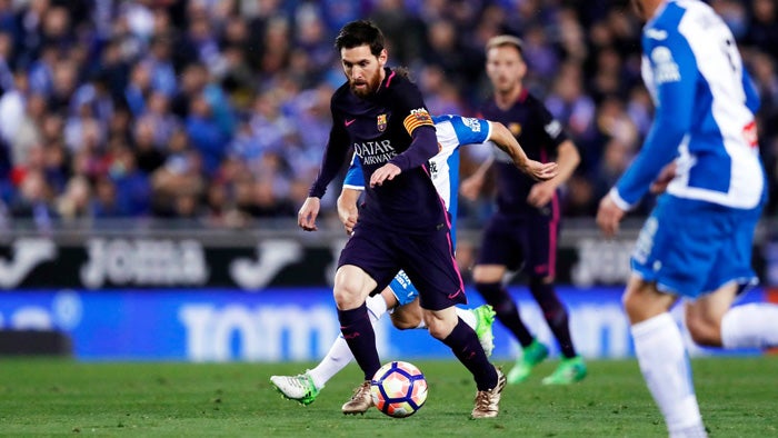 Messi conduce un balón en un duelo de La Liga