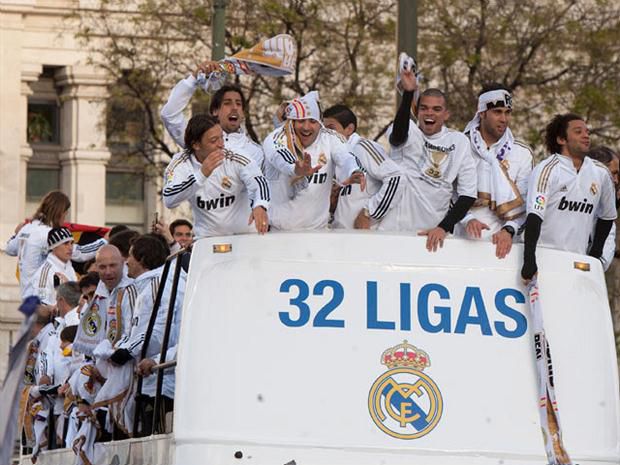 Jugadores del Madrid festejan el título de Liga número 32