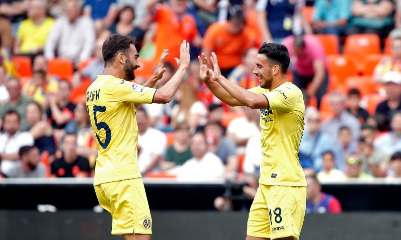 Sansone y Adrián López celebran un gol del Submarino