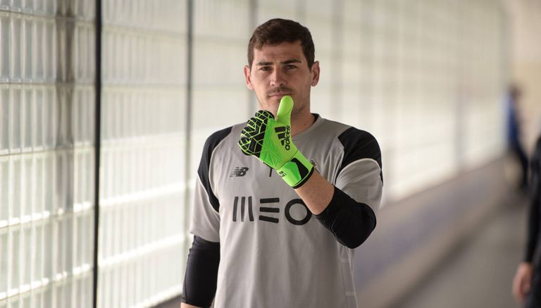 Iker Casillas camina hacia los campos de entrenamiento