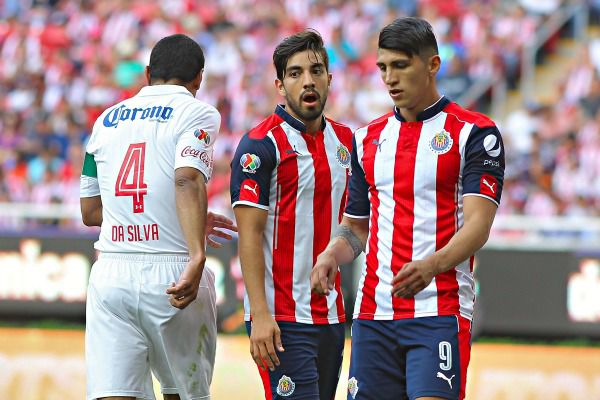 Pizarro junto a Pulido en el duelo contra Toluca en el Estadio Chivas