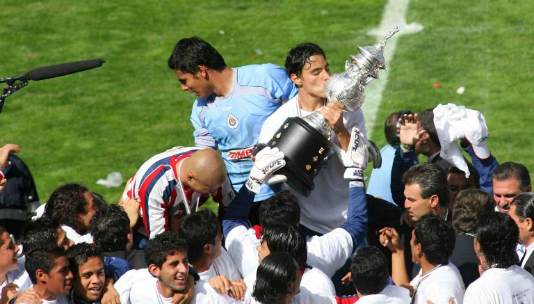 Chivas celebra el título en el Apertura 2006