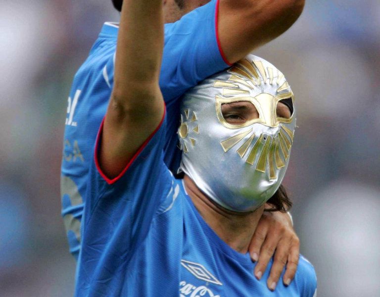 Gabriel Pereyra usando una máscara de Místico