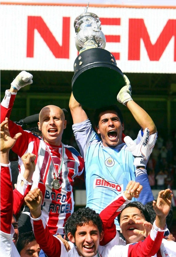 Oswaldo Sánchez levanta el la Copa conseguida por Chivas en 2006 frente a Toluca