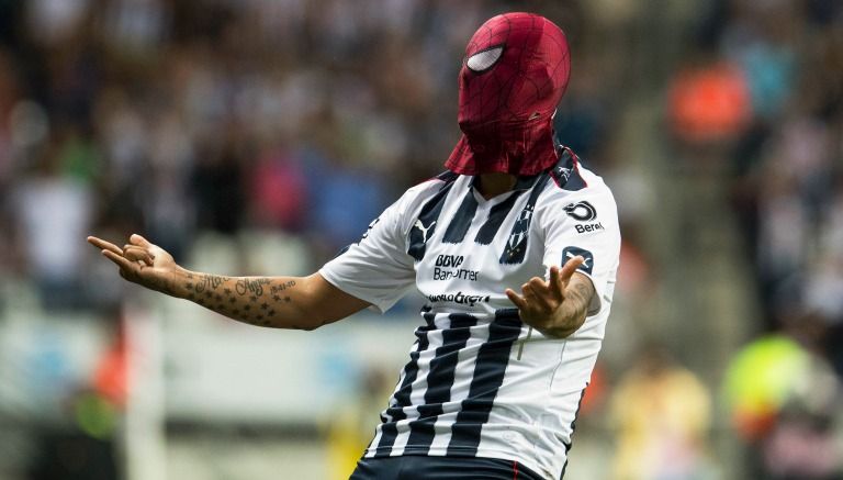 Edwin Cardona celebra su gol con una mascara de Spider Man