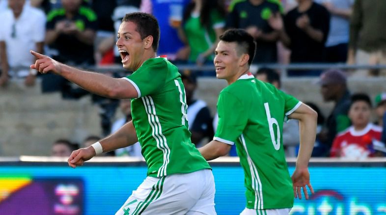 Hernández festeja un gol con la Selección Mexicana