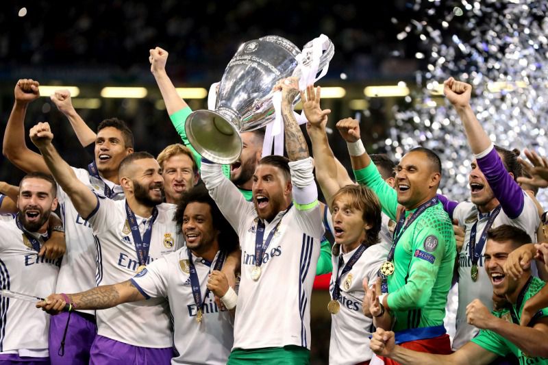 El Real Madrid levanta el trofeo de Bicampeón de Champions League