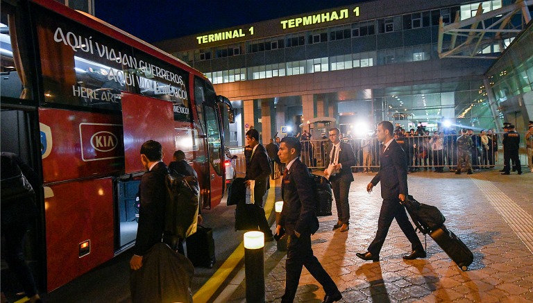 Jugadores del Tri suben al autobús en el aeropuerto de Kazán