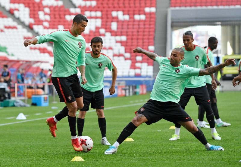 Cristiano Ronaldo en práctica con sus compañeros