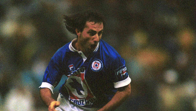 Diego Latorre festeja un gol con Cruz Azul