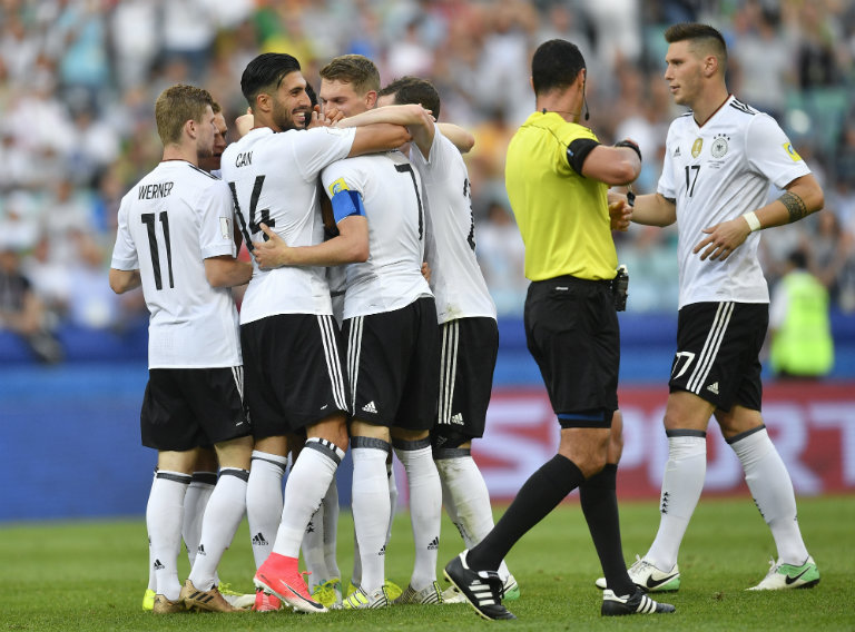 Los futbolistas alemanes festejando el gol de Karem Dermibay
