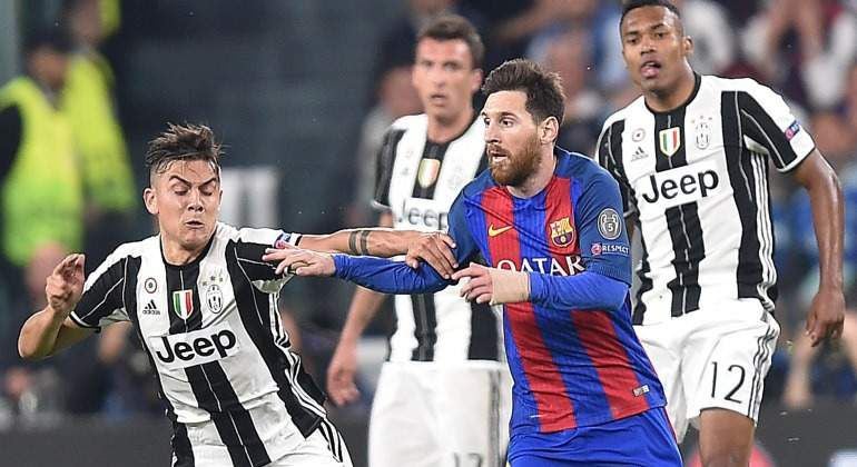 Messi y Dybala pelean por el balón en Cuartos de Final 