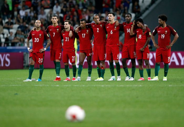 Jugadores de Portugal observan la tanda de penaltis