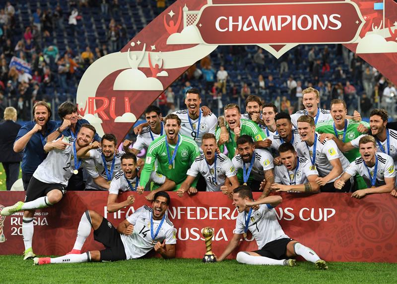 Jugadores alemanes celebran con la copa su triunfo en Confederaciones
