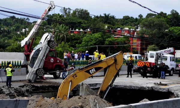Equipos de construcción tratando de restaurar el Paso Exprés de la Autopista México-Cuernavaca