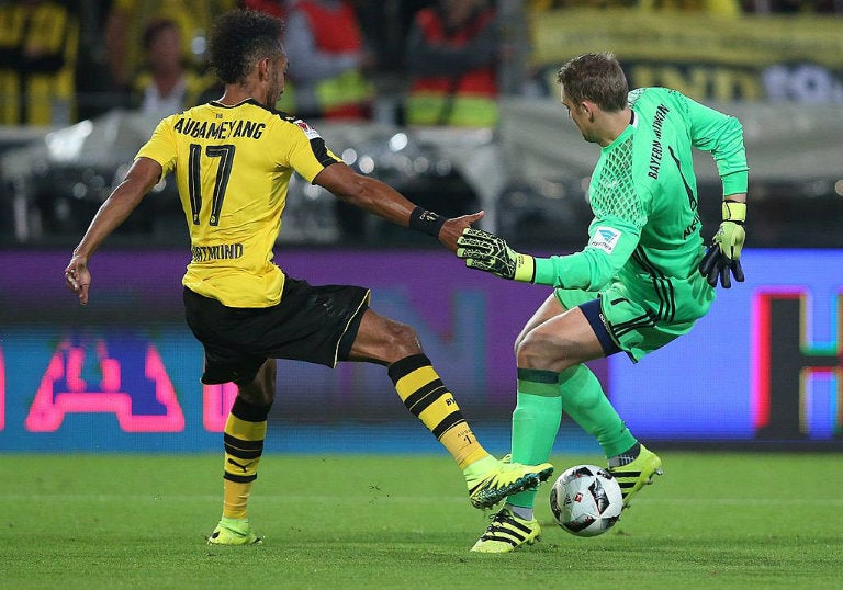 Neuer, burlando a su adversario en el clásico alemán contra Borussia Dortmund