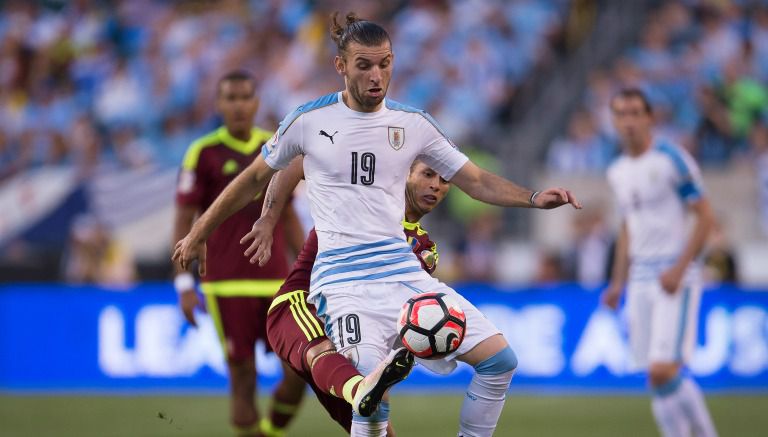 Silva pelea por el balón con Uruguay