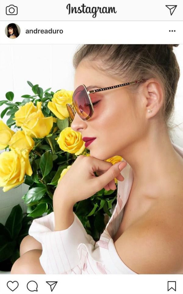 Andrea posando junto a unas rosas amarillas