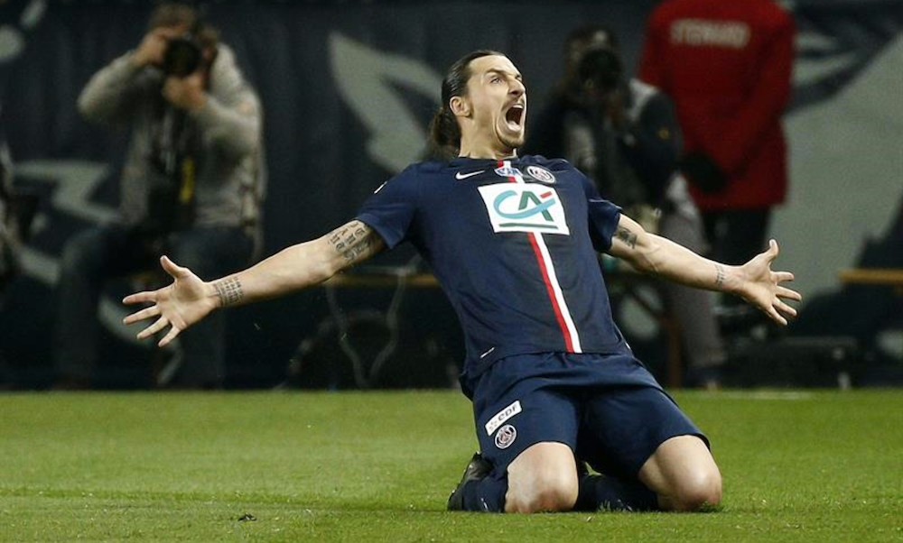 Zlatan celebra un gol con los parisinos