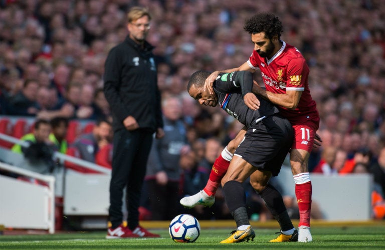 Mohamed Salah intenta cortar la jugada de Jason Puncheon 