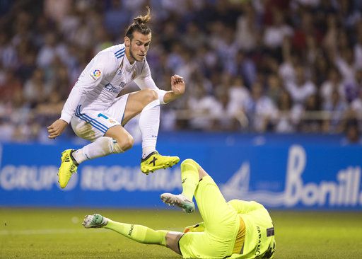 Bale disputa un balón con el portero del Deportivo