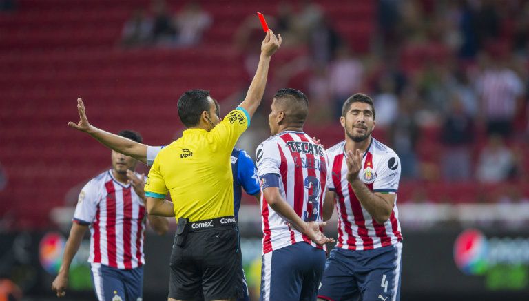 El árbitro muestra la tarjeta roja a Jair Pereira 