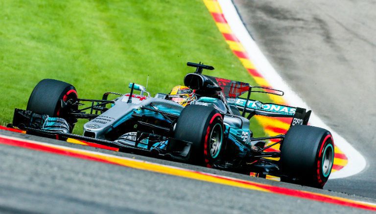 Lewis Hamilton recorre el circuito de Spa-Francorchamps