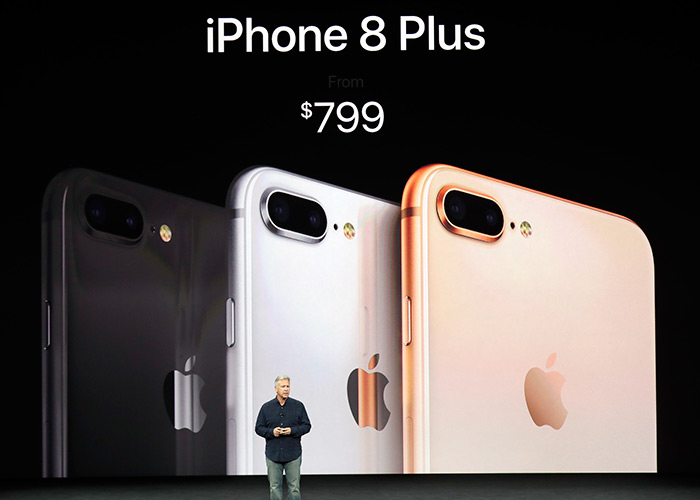 Modelos del iPhone 8 Plus son presentados en el teatro Steve Jobs