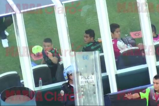 Rodríguez les hace señas obscenas a fans de La Máquina