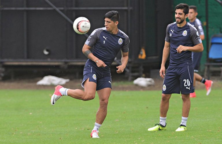 Pulido domina el balón frente a Pizarro