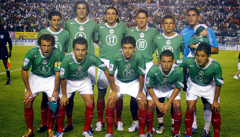 Jugadores de México posan antes del juego contra Guatemala