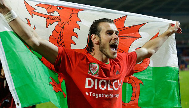 Bale festeja con la bandera de su país