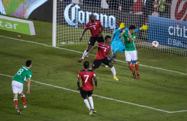 Lozano tira a gol contra Trinidad y Tobago