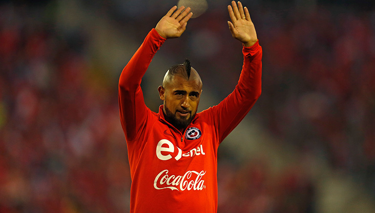 Vidal saluda a la afición de Chile