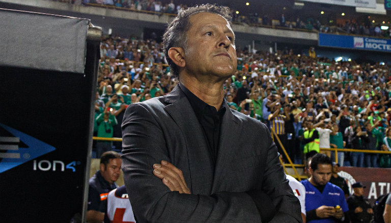 Juan Carlos Osorio observa un juego desde la banca