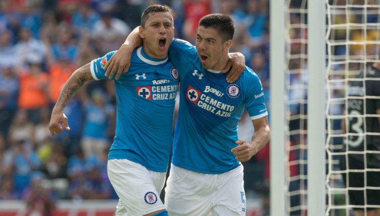 Domínguez y Silva celebran gol