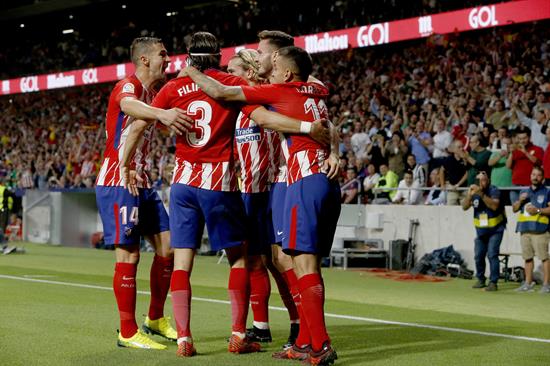 Jugadores del Atlético celebran el tanto de Saúl 