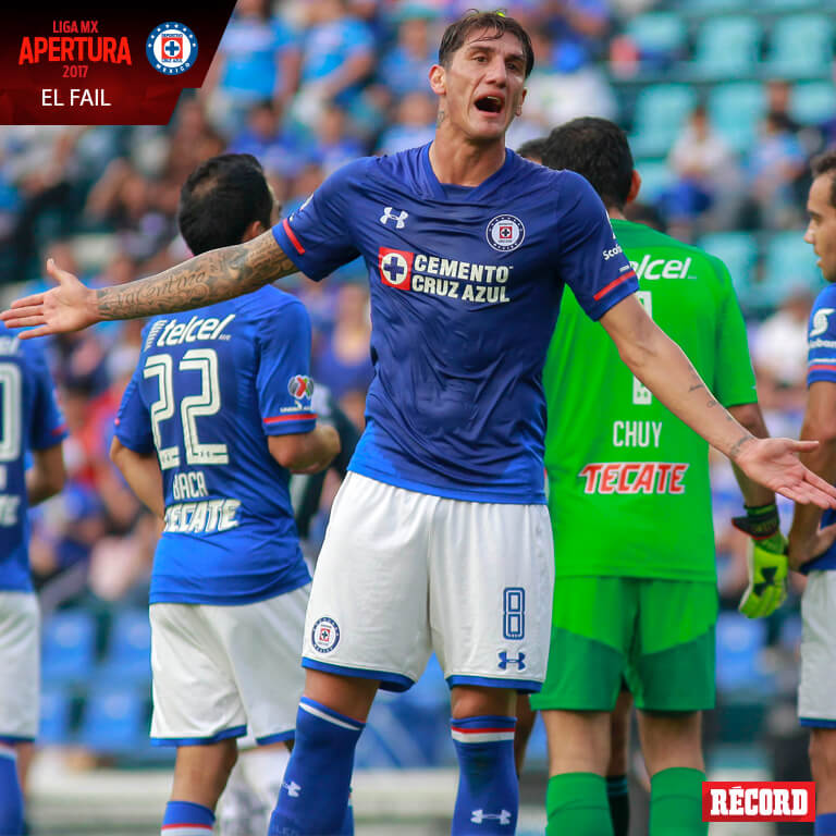 Peñalba reclama una jugada en un duelo de Cruz Azul
