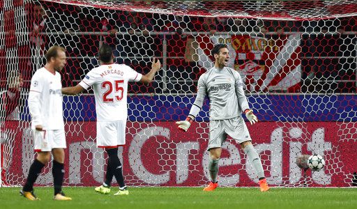 Sergio Rico lanza un grito tras recibir un gol en su meta