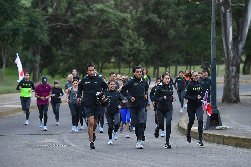 Varios corredores siguen el paso de los 'pacers' y coaches de Nike
