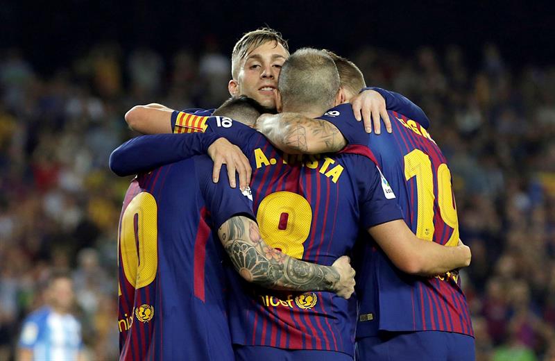 Iniesta celebra su gol junto a sus compañeros