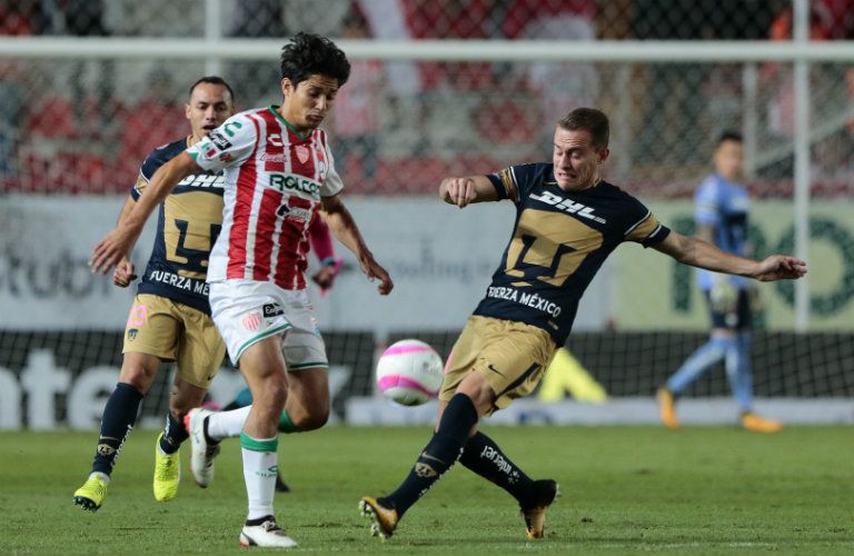 González disputa el balón contra Matías Fernández